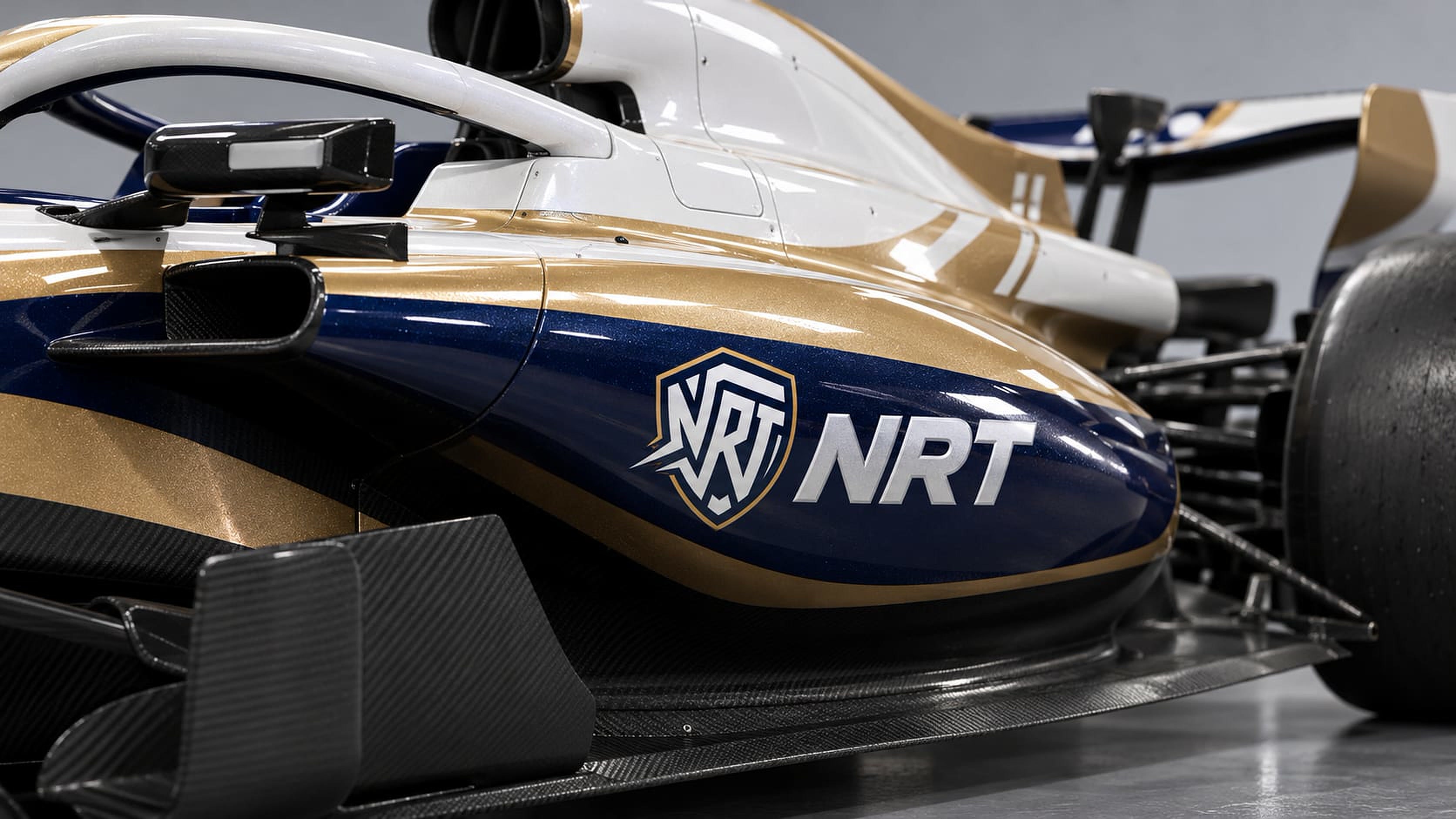 Carro da NRT em estúdio, com a identidade visual da equipe ao fundo