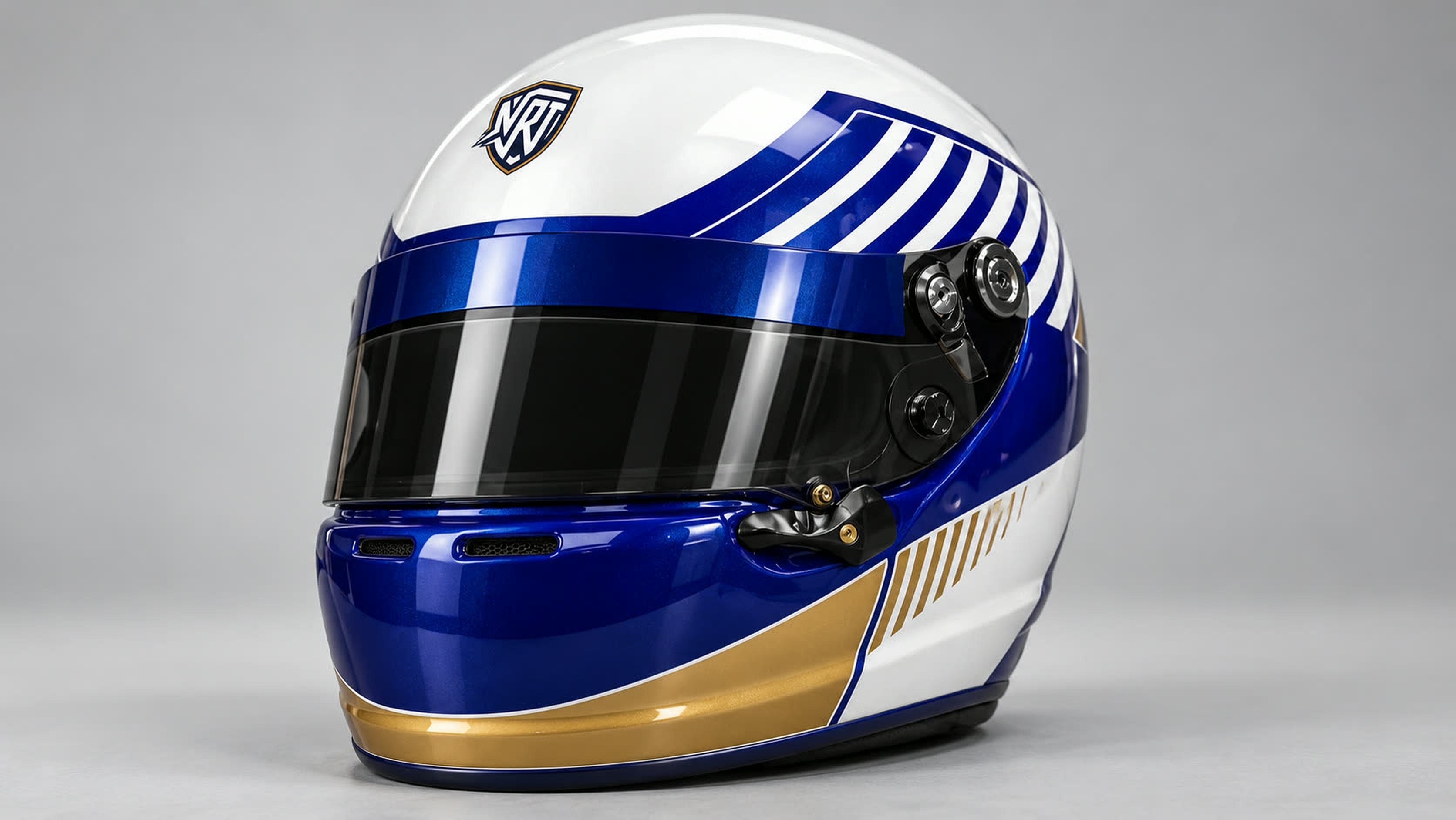 Capacete branco, azul e dourado