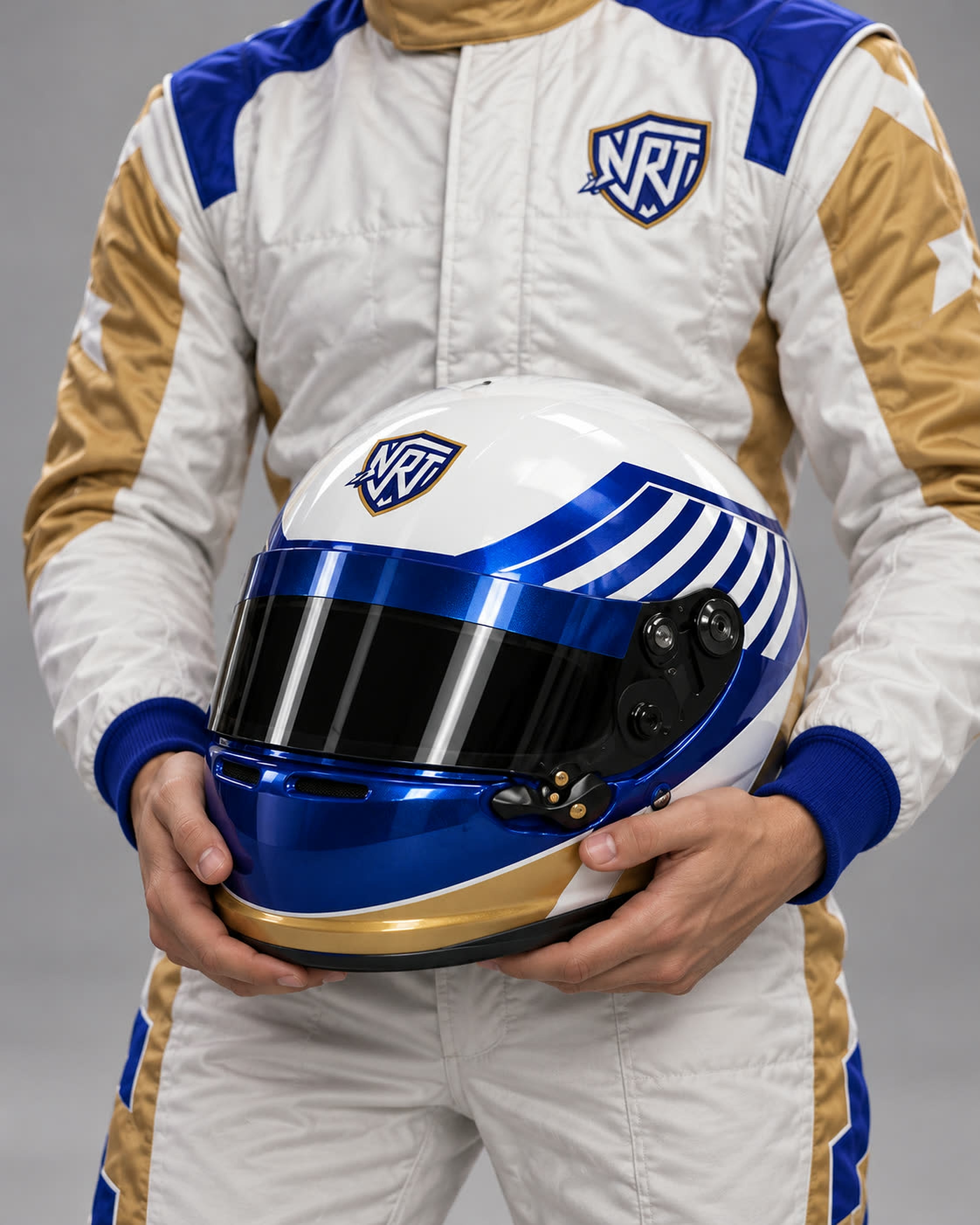 Capacete NRT nas mãos do piloto