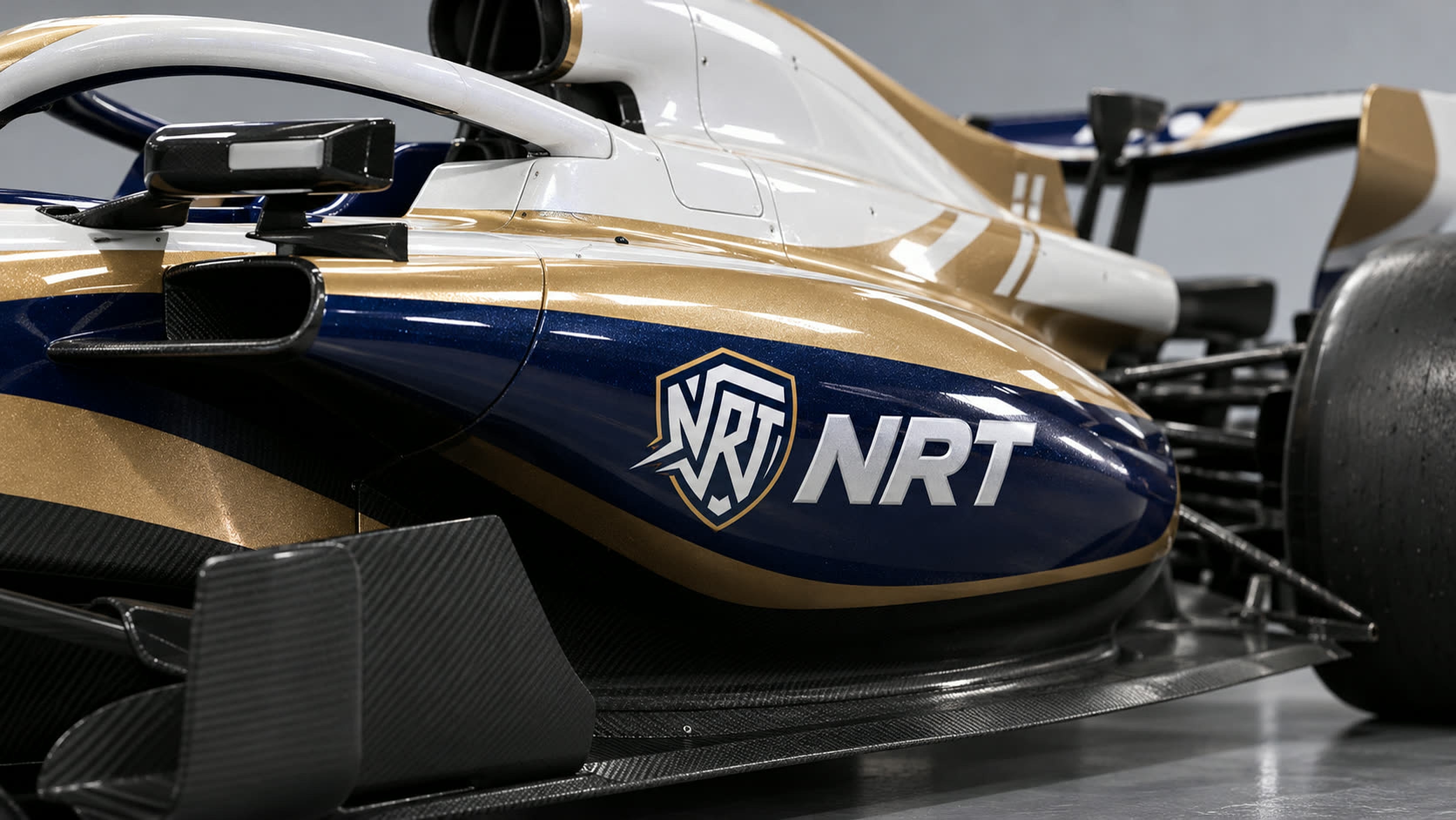 Sidepod com o escudo e o NRT